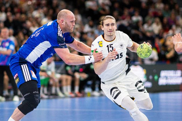 02.11.2025 - Handball, Länderspiel, Testspiel, SAP Garden München, Deutschland - Island: (L-R) Arnar Freyr Arnarsson (Island), Juri Knorr (Deutschland)