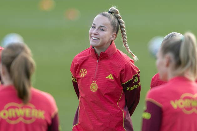 Training Deutsche Fußball-Nationalmannschaft der Frauen Giulia Gwinn gut gelaunt im Mannschaftskreis. Training der Frauen-Nationalmannschaft vor dem Finale der UEFA Women s Nations League am 25. November 2025 in Frankfurt am Main, Frankfurt am Main Hessen Deutschland DFB-Campus