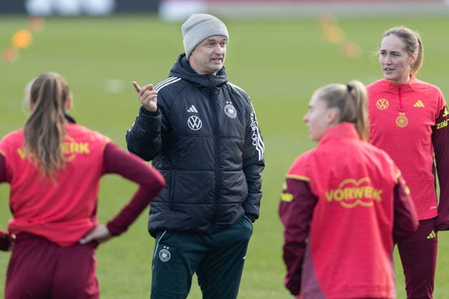 Training Deutsche Fußball-Nationalmannschaft der Frauen Gute Laune zu Trainingsbeginn bei Bundestrainer Christian Wück und ganz rechts Sydney Lohmann. Training der Frauen-Nationalmannschaft vor dem Finale der UEFA Women s Nations League am 25. November 2025 in Frankfurt am Main, Frankfurt am Main Hessen Deutschland DFB-Campus