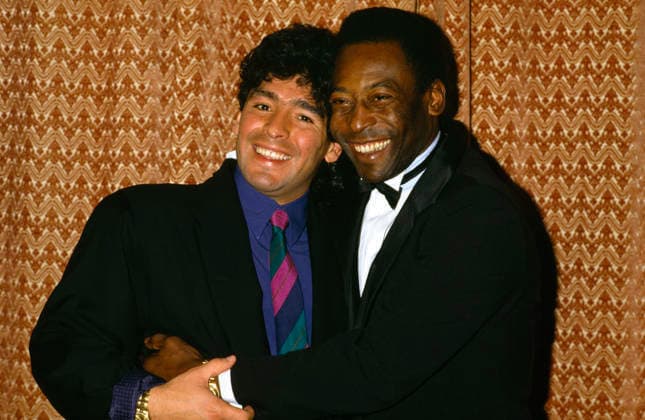 Delmati Lapresse Archivio Storico anni 80 calcio Diego Armando Maradona nella foto: il calciatore del Napoli Diego Armando Maradona insieme a Pel  Copyright: xx