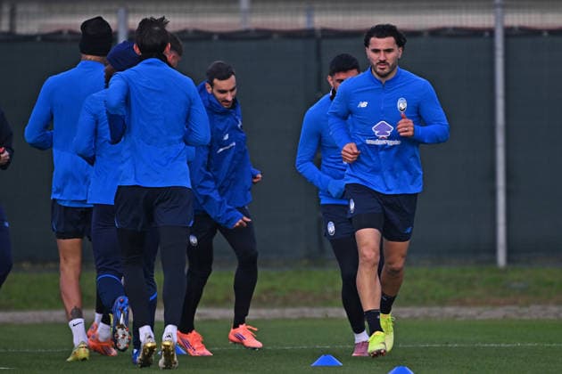 November 25, 2025, Zingonia, Lombardia: Atalanta s Sead Kolasinac (R) during a training session on the eve of the UEFA Champions League soccer match between Atalanta BC and Eintracht Frankfurt at Bortolotti Training Center in Zingonia, Italy, 25 November 2025. .ANSA MICHELE MARAVIGLIA. UEFA Champions League; Atalanta-Eintracht Frankfurt  - ZUMAa110 20251125_zaf_a110_008 Copyright: xMichelexMaravigliax