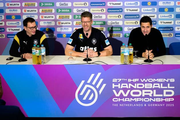 Handball, Frauen Deutschland - Training - Pressekonferenz v.li. Tobias Krumm (DHB Kommunikation), Trainer Markus Gaugisch (Deutschland), DHB Vorstand Ingo Meckes Stuttgart Porsche Arena Baden-Württemberg Deutschland