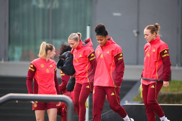 Frankfurt, Deutschland 25. November 2025: Fußball-Frauen-Nationalmannschaft - Training - 25.11.2025 Im Bild: v.li. Sarai Linder (Deutschland), Elisa Senß Senss (Deutschland), Shekiera Martinez (Deutschland) und Lisanne Gräwe Graewe (Deutschland) DFB regulations prohibit any use of photographs as image sequences and or quasi-video DFB Campus Hessen Copyright: xFotostandx xFantinix