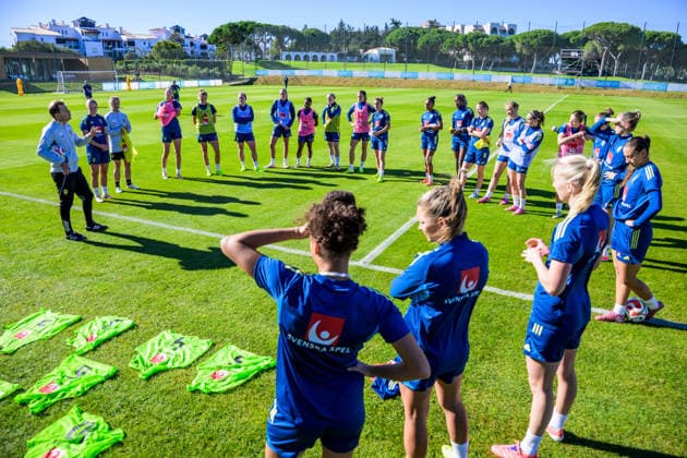 251125 Players gather around head coach Tony Gustavsson of the women s national football team of Sweden at a training session on November 25, 2025 in Albufeira. Photo: Ludvig Thunman BILDBYRAN kod LT LT0752 fotboll football soccer fotball träning practice training sverige sweden dam bbeng sverige sweden Copyright: LUDVIGxTHUNMAN BB251125LT001