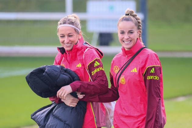 Frankfurt, Deutschland 25. November 2025: Fußball-Frauen-Nationalmannschaft - Training - 25.11.2025 Im Bild: v.li. Kathrin Hendrich (Deutschland) und Giulia Gwinn (Deutschland) DFB regulations prohibit any use of photographs as image sequences and or quasi-video DFB Campus Hessen Copyright: xFotostandx xFantinix
