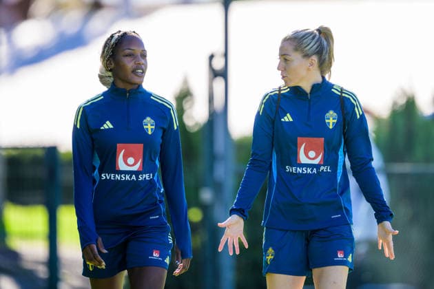 251125 Evelyn Ijeh and Linda Sembrant of the women s national football team of Sweden at a training session on November 25, 2025 in Albufeira. Photo: Ludvig Thunman BILDBYRAN kod LT LT0752 fotboll football soccer fotball träning practice training sverige sweden dam bbeng sverige sweden Copyright: LUDVIGxTHUNMAN BB251125LT010