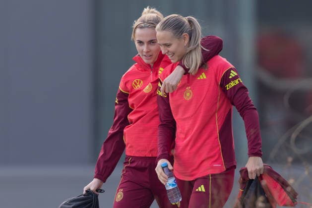 Training Deutsche Fußball-Nationalmannschaft der Frauen Laura Freigang und Klara Bühl kommen zum Trainingsgelände. Training der Frauen-Nationalmannschaft vor dem Finale der UEFA Women s Nations League am 25. November 2025 in Frankfurt am Main, Frankfurt am Main Hessen Deutschland DFB-Campus