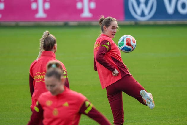 Frankfurt, Deutschland 25. November 2025: Fußball-Frauen-Nationalmannschaft - Training - 25.11.2025 Im Bild: v.li. Giulia Gwinn (Deutschland) und Sydney Lohmann (Deutschland) DFB regulations prohibit any use of photographs as image sequences and or quasi-video DFB Campus Hessen Copyright: xFotostandx xFantinix