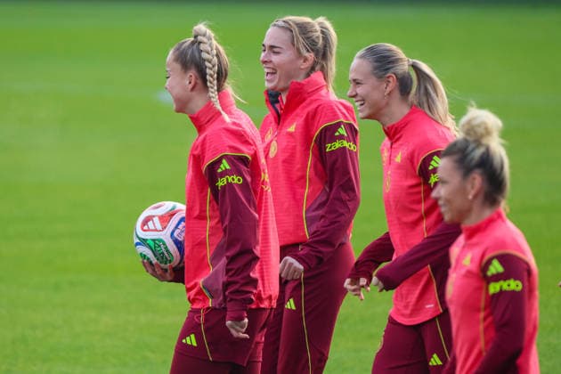 Frankfurt, Deutschland 25. November 2025: Fußball-Frauen-Nationalmannschaft - Training - 25.11.2025 Im Bild: v.li. Giulia Gwinn (Deutschland), Laura Freigang (Deutschland) und Klara Bühl Buehl (Deutschland) DFB regulations prohibit any use of photographs as image sequences and or quasi-video DFB Campus Hessen Copyright: xFotostandx xFantinix