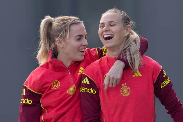 Training Deutsche Fußball-Nationalmannschaft der Frauen Laura Freigang und Klara Bühl haben Spaß. Training der Frauen-Nationalmannschaft vor dem Finale der UEFA Women s Nations League am 25. November 2025 in Frankfurt am Main, Frankfurt am Main Hessen Deutschland DFB-Campus