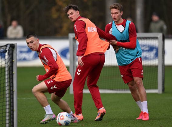 25.11.2025, xophax, Fussball 1.Bundesliga, 1.FC Koeln Training v.l.n.rechts : Kristoffer Lund , Rav van den Berg und Sebastian Sebulonsen (alle 1.FC Köln ) Koeln