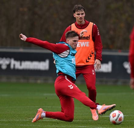 25.11.2025, xophax, Fussball 1.Bundesliga, 1.FC Koeln Training Marius Bülter , vorn ( 1. FC Köln ) und Rav van den Berg , rechts hinten ( 1.FC Köln ) Koeln