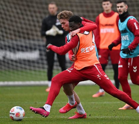 25.11.2025, xophax, Fussball 1.Bundesliga, 1.FC Koeln Training Sebastian Sebulonsen , links und Ragnar Ache , rechts ( beide 1.FC Köln ) im Zweikampf. Koeln