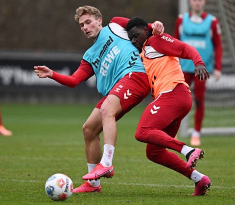 25.11.2025, xophax, Fussball 1.Bundesliga, 1.FC Koeln Training Sebastian Sebulonsen , links und Ragnar Ache , rechts ( beide 1.FC Köln ) im Zweikampf. Koeln