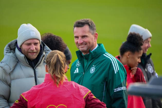 Frankfurt, Deutschland 25. November 2025: Fußball-Frauen-Nationalmannschaft - Training - 25.11.2025 Im Bild: v.li. der Zweite Torwarttrainer Michael Fuchs (Deutschland) DFB regulations prohibit any use of photographs as image sequences and or quasi-video DFB Campus Hessen Copyright: xFotostandx xFantinix