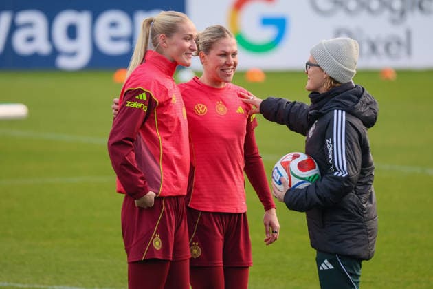Frankfurt, Deutschland 25. November 2025: Fußball-Frauen-Nationalmannschaft - Training - 25.11.2025 Im Bild: v.li. Camilla Küver Kuever (Deutschland), Rebecca Knaak (Deutschland) und Co-Trainerin Saskia Bartusiak (Deutschland) DFB regulations prohibit any use of photographs as image sequences and or quasi-video DFB Campus Hessen Copyright: xFotostandx xFantinix