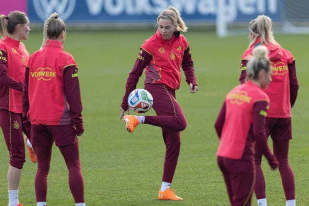Training Deutsche Fußball-Nationalmannschaft der Frauen Laura Freigang inmitten ihrer Teamkolleginnen. Training der Frauen-Nationalmannschaft vor dem Finale der UEFA Women s Nations League am 25. November 2025 in Frankfurt am Main, Frankfurt am Main Hessen Deutschland DFB-Campus