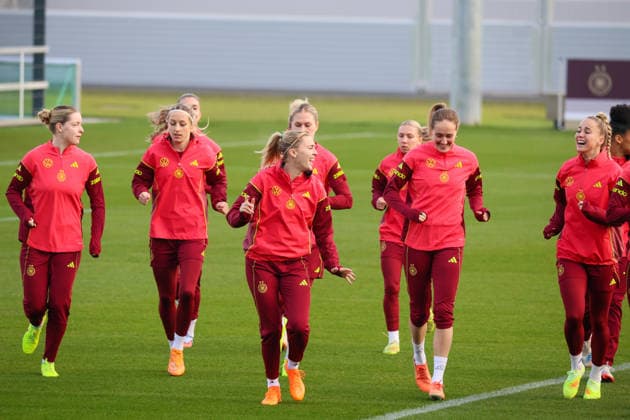 Frankfurt, Deutschland 25. November 2025: Fußball-Frauen-Nationalmannschaft - Training - 25.11.2025 Im Bild: v.li. Alara (Deutschland), Kathrin Hendrich (Deutschland), Laura Freigang (Deutschland), Sydney Lohmann (Deutschland) und Giulia Gwinn (Deutschland) DFB regulations prohibit any use of photographs as image sequences and or quasi-video DFB Campus Hessen Copyright: xFotostandx xFantinix