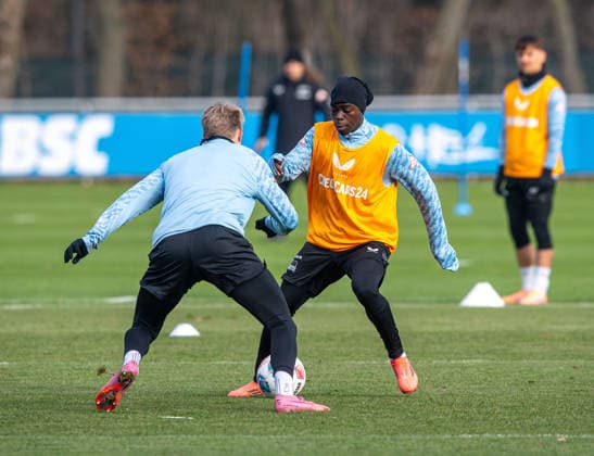 Fussball, Herren, Saison 2025 26, 2. Bundesliga, Hertha BSC, Training, v.l. Luca Schuler (Hertha BSC), Boris Mamuzah Lum (Hertha BSC), 25.11. 2025, Copyright: xSebastianxRäppold MatthiasxKochx