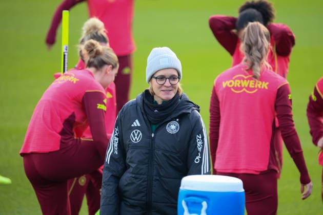 Frankfurt, Deutschland 25. November 2025: Fußball-Frauen-Nationalmannschaft - Training - 25.11.2025 Im Bild: Co-Trainerin Saskia Bartusiak (Deutschland) DFB regulations prohibit any use of photographs as image sequences and or quasi-video DFB Campus Hessen Copyright: xFotostandx xFantinix