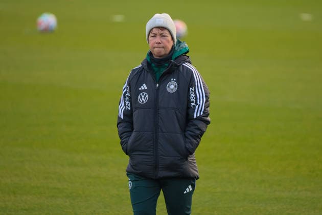 Frankfurt, Deutschland 25. November 2025: Fußball-Frauen-Nationalmannschaft - Training - 25.11.2025 Im Bild: Co-Trainer Maren Meinert (Deutschland) DFB regulations prohibit any use of photographs as image sequences and or quasi-video DFB Campus Hessen Copyright: xFotostandx xFantinix