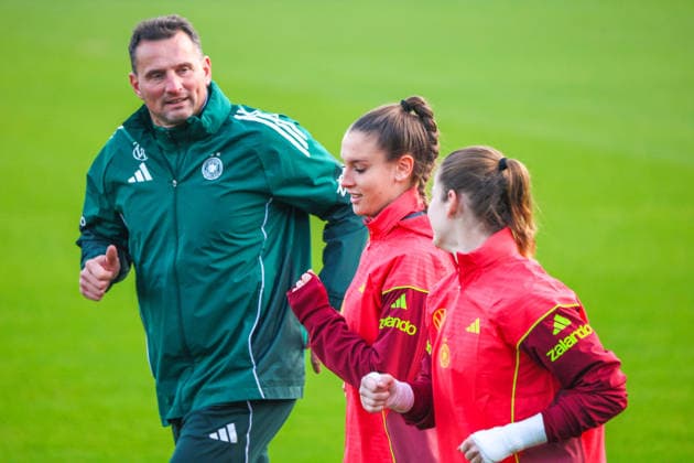 Frankfurt, Deutschland 25. November 2025: Fußball-Frauen-Nationalmannschaft - Training - 25.11.2025 Im Bild: v.li. Torwarttrainer Michael Fuchs (Deutschland), Torhüterin Ena Mahmutovic (Deutschland) und Torhüterin Stina Johannes (Deutschland) DFB regulations prohibit any use of photographs as image sequences and or quasi-video DFB Campus Hessen Copyright: xFotostandx xFantinix