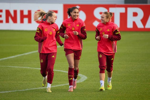 Frankfurt, Deutschland 25. November 2025: Fußball-Frauen-Nationalmannschaft - Training - 25.11.2025 Im Bild: v.li. Franziska Kett (Deutschland), Cora Zicai (Deutschland) und Lisanne Gräwe Graewe (Deutschland) DFB regulations prohibit any use of photographs as image sequences and or quasi-video DFB Campus Hessen Copyright: xFotostandx xFantinix
