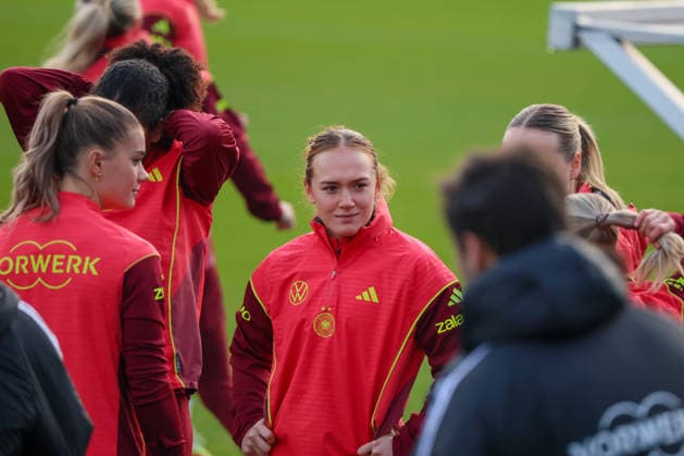 Frankfurt, Deutschland 25. November 2025: Fußball-Frauen-Nationalmannschaft - Training - 25.11.2025 Im Bild: v.li. Selina Cerci (Deutschland) und Lisanne Gräwe Graewe (Deutschland) DFB regulations prohibit any use of photographs as image sequences and or quasi-video DFB Campus Hessen Copyright: xFotostandx xFantinix