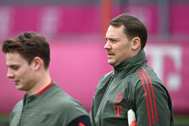 Manuel NEUER (Torwart Bayern Muenchen) mit Schnautzer,Portraet,Portrait,Porträt. li:Torwart Jonas URBIG (Bayern Muenchen), Abschlusstraining am 25.11.2025l Fussball Champions League,Saison 2025 26, Ligaphase FC Arsenal - FC Bayern Muenchen am 26.11.2025.