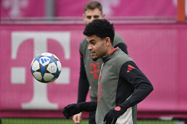 Der rotgesperrte Luis DIAZ (Bayern Muenchen), Aktion,Einzelbild,angeschnittenes Einzelmotiv,Halbfigur,halbe Figur. Abschlusstraining am 25.11.2025l Fussball Champions League,Saison 2025 26, Ligaphase FC Arsenal - FC Bayern Muenchen am 26.11.2025.