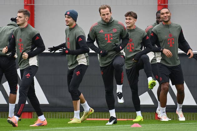 v.li:Josip STANISIC (Bayern Muenchen),Aleksandar PAVLOVIC (Bayern Muenchen),Harry KANE (Bayern Muenchen),Tom BISCHOF (Bayern Muenchen),Jonathan TAH (Bayern Muenchen),Aktion, Abschlusstraining am 25.11.2025l Fussball Champions League,Saison 2025 26, Ligaphase FC Arsenal - FC Bayern Muenchen am 26.11.2025.