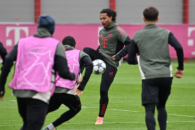 Serge GNABRY (FC Bayern Muenchen), Aktion,Zweikampf. Abschlusstraining am 25.11.2025l Fussball Champions League,Saison 2025 26, Ligaphase FC Arsenal - FC Bayern Muenchen am 26.11.2025.