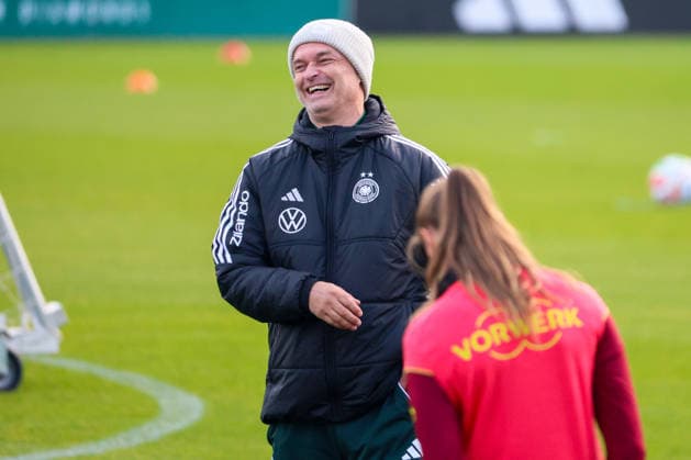 Frankfurt, Deutschland 25. November 2025: Fußball-Frauen-Nationalmannschaft - Training - 25.11.2025 Im Bild: Bundestrainer Christian Wück Wueck (Deutschland) lacht DFB regulations prohibit any use of photographs as image sequences and or quasi-video DFB Campus Hessen Copyright: xFotostandx xFantinix