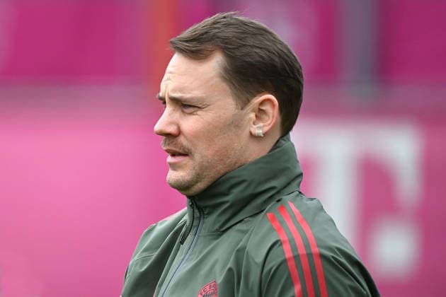 Manuel NEUER (Torwart Bayern Muenchen) mit Schnautzer,Aktion, Einzelbild,angeschnittenes Einzelmotiv,Portraet,Portrait,Porträt. Abschlusstraining am 25.11.2025. Fussball Champions League,Saison 2025 26, Ligaphase FC Arsenal - FC Bayern Muenchen am 26.11.2025.