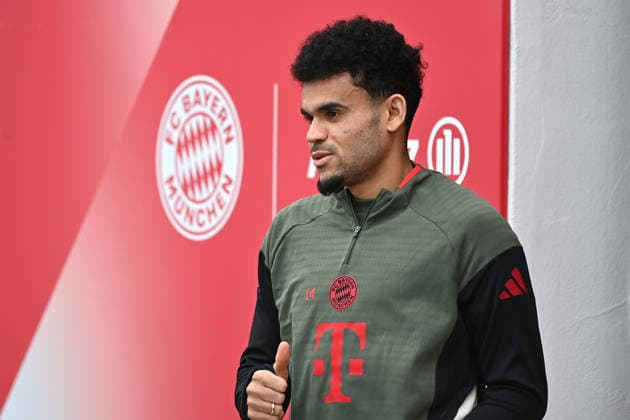 Der rotgesperrte Luis DIAZ (Bayern Muenchen), Aktion,Einzelbild,angeschnittenes Einzelmotiv,Halbfigur,halbe Figur. Abschlusstraining am 25.11.2025l Fussball Champions League,Saison 2025 26, Ligaphase FC Arsenal - FC Bayern Muenchen am 26.11.2025.