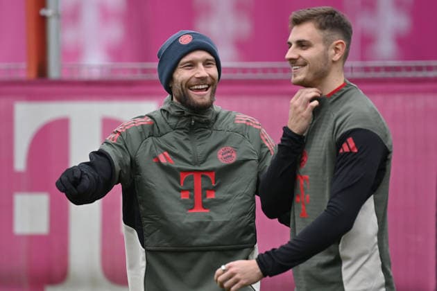 Konrad LAIMER (Bayern Muenchen), Josip STANISIC (Bayern Muenchen),lacht,lachen,lachend, optimistisch,gutgelaunt. Aktion Abschlusstraining am 25.11.2025l Fussball Champions League,Saison 2025 26, Ligaphase FC Arsenal - FC Bayern Muenchen am 26.11.2025.