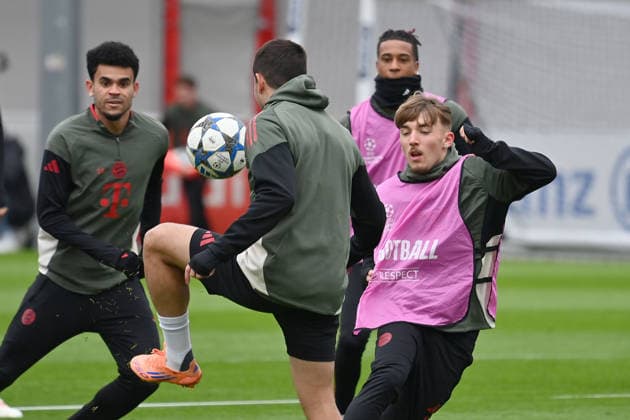 v.li:Luis DIAZ (Bayern Muenchen), Raphael GUERREIRO (Bayern Muenchen), Lennart KARL (Bayern Muenchen),hi:Michael OLISE (Bayern Muenchen) Aktion,Zweikampf. Abschlusstraining am 25.11.2025l Fussball Champions League,Saison 2025 26, Ligaphase FC Arsenal - FC Bayern Muenchen am 26.11.2025.