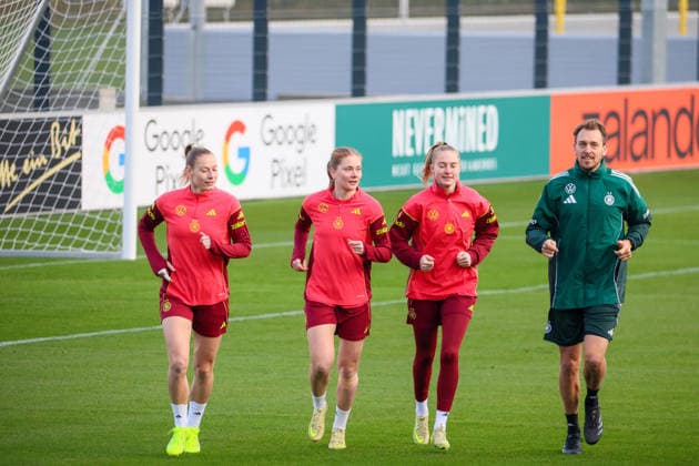 Frankfurt, Deutschland 25. November 2025: Fußball-Frauen-Nationalmannschaft - Training - 25.11.2025 Im Bild: v.li. Sarai Linder (Deutschland), Sjoeke Nüsken Nuesken (Deutschland), Janina Minge (Deutschland) und Fitnesstrainer Julius Balsmeier (Deutschland) DFB regulations prohibit any use of photographs as image sequences and or quasi-video DFB Campus Hessen Copyright: xFotostandx xFantinix