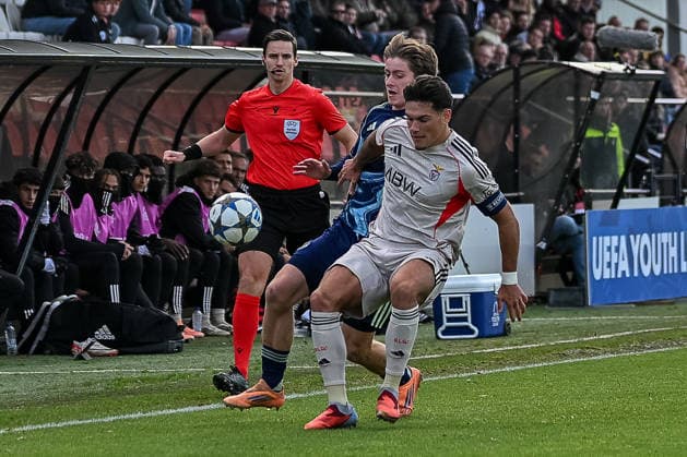 25.11.2025, Fussball: UEFA Youth League, Saison 2025 2026, Ligaphase, Ajax Amsterdam U19 - Benfica Lissabon U19 im Sportcomplex de Toekomst in Duivendrecht. Zweikampf zwischen Luca Messori (AFC Ajax U19, 07) und Goncalo Oliveira (SL Benfica U19, 04). Foto: Kirchner-Media Thomas Haesler Copyright: xKirchner-Media ThomasxHaeslerx