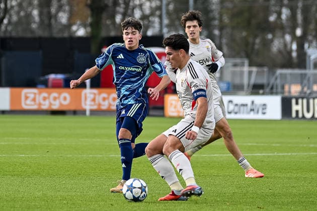 25.11.2025, Fussball: UEFA Youth League, Saison 2025 2026, Ligaphase, Ajax Amsterdam U19 - Benfica Lissabon U19 im Sportcomplex de Toekomst in Duivendrecht. Zweikampf zwischen Damian van der Vaart (AFC Ajax U19, 10) und Goncalo Oliveira (SL Benfica U19, 04). Foto: Kirchner-Media Thomas Haesler Copyright: xKirchner-Media ThomasxHaeslerx
