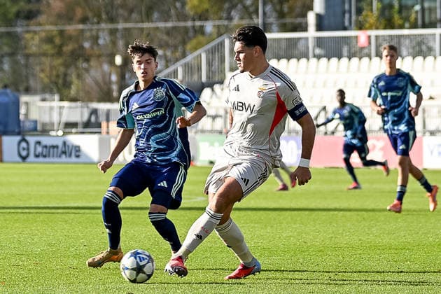 25.11.2025, Fussball: UEFA Youth League, Saison 2025 2026, Ligaphase, Ajax Amsterdam U19 - Benfica Lissabon U19 im Sportcomplex de Toekomst in Duivendrecht. Zweikampf zwischen Damian van der Vaart (AFC Ajax U19, 10) und Goncalo Oliveira (SL Benfica U19, 04). Foto: Kirchner-Media Thomas Haesler Copyright: xKirchner-Media ThomasxHaeslerx