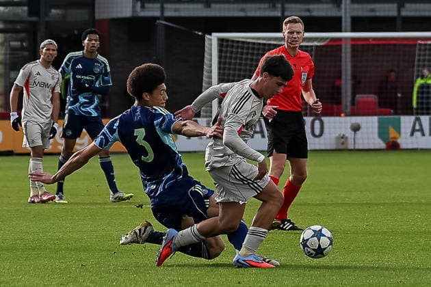 25.11.2025, Fussball: UEFA Youth League, Saison 2025 2026, Ligaphase, Ajax Amsterdam U19 - Benfica Lissabon U19 im Sportcomplex de Toekomst in Duivendrecht. Zweikampf zwischen Aaron Bouwman (AFC Ajax U19, 03) und Federico Coletta (SL Benfica U19, 10). Foto: Kirchner-Media Thomas Haesler Copyright: xKirchner-Media ThomasxHaeslerx