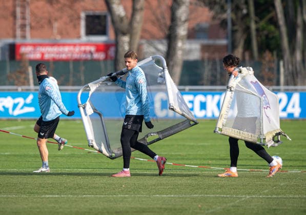 Fussball, Herren, Saison 2025 26, 2. Bundesliga, Hertha BSC, Training, v.l. Diego Demme (Hertha BSC), Marton Dardai (Hertha BSC), Fabian Reese (Hertha BSC), 25.11. 2025,