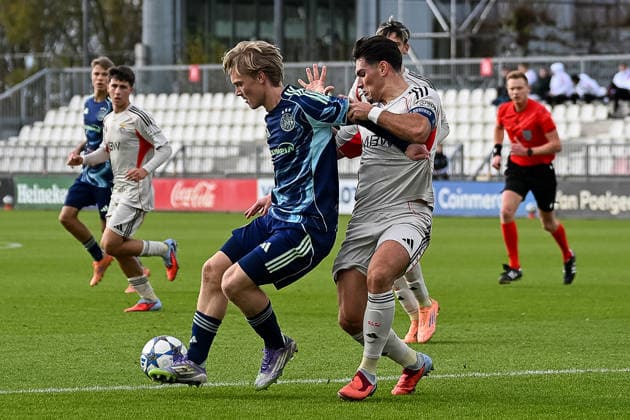25.11.2025, Fussball: UEFA Youth League, Saison 2025 2026, Ligaphase, Ajax Amsterdam U19 - Benfica Lissabon U19 im Sportcomplex de Toekomst in Duivendrecht. Zweikampf zwischen Luuk Beekman (AFC Ajax U19, 02) und Goncalo Oliveira (SL Benfica U19, 04). Foto: Kirchner-Media Thomas Haesler Copyright: xKirchner-Media ThomasxHaeslerx