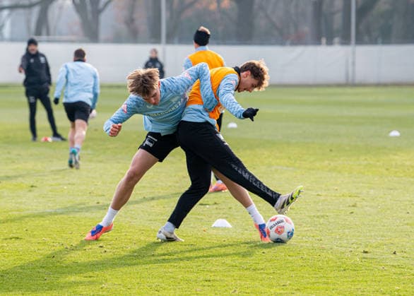 Fussball, Herren, Saison 2025 26, 2. Bundesliga, Hertha BSC, Training, v.l. Kennet Eichhorn (Hertha BSC), Maurice Krattenmacher (Hertha BSC), 25.11. 2025,