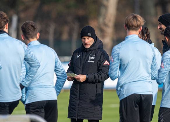 Fussball, Herren, Saison 2025 26, 2. Bundesliga, Hertha BSC, Training, Trainer Stefan Leitl (Hertha BSC) im Kreis, 25.11. 2025,