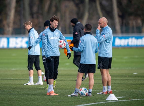 Fussball, Herren, Saison 2025 26, 2. Bundesliga, Hertha BSC, Training, v.l. Linus Gechter (Hertha BSC), Diego Demme (Hertha BSC), Toni Leistner (Hertha BSC), 25.11. 2025,