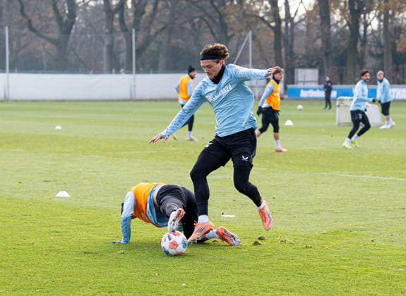 Fussball, Herren, Saison 2025 26, 2. Bundesliga, Hertha BSC, Training, v.l. Michael Cuisance (Hertha BSC), Fabian Reese (Hertha BSC), 25.11. 2025,