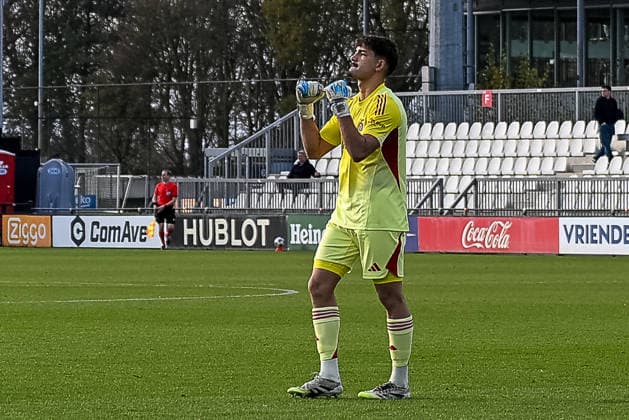 25.11.2025, Fussball: UEFA Youth League, Saison 2025 2026, Ligaphase, Ajax Amsterdam U19 - Benfica Lissabon U19 im Sportcomplex de Toekomst in Duivendrecht. Diogo Ferreira (SL Benfica U19, 01) bejubelt das Tor zum 1:0. Foto: Kirchner-Media Thomas Haesler Copyright: xKirchner-Media ThomasxHaeslerx