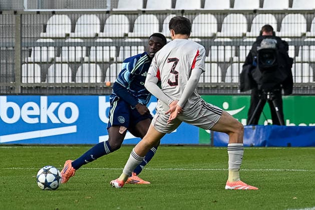 25.11.2025, Fussball: UEFA Youth League, Saison 2025 2026, Ligaphase, Ajax Amsterdam U19 - Benfica Lissabon U19 im Sportcomplex de Toekomst in Duivendrecht. Zweikampf zwischen Pharrel Nash (AFC Ajax U19, 11) und Joao Fonseca (SL Benfica U19, 03). Foto: Kirchner-Media Thomas Haesler Copyright: xKirchner-Media ThomasxHaeslerx